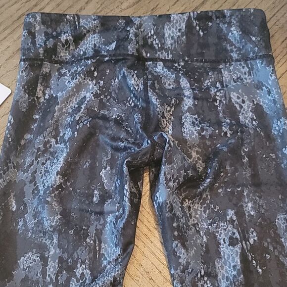 Alo NWT size M python glossy leggings - Picture 5 of 6
